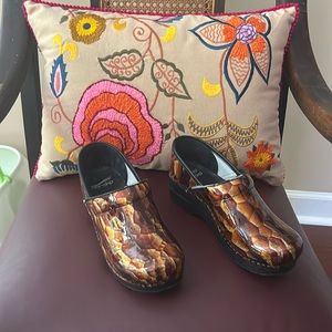 Dansko clogs size 7.5-8/38. Very good condition and comfy!!  Great fall color!
